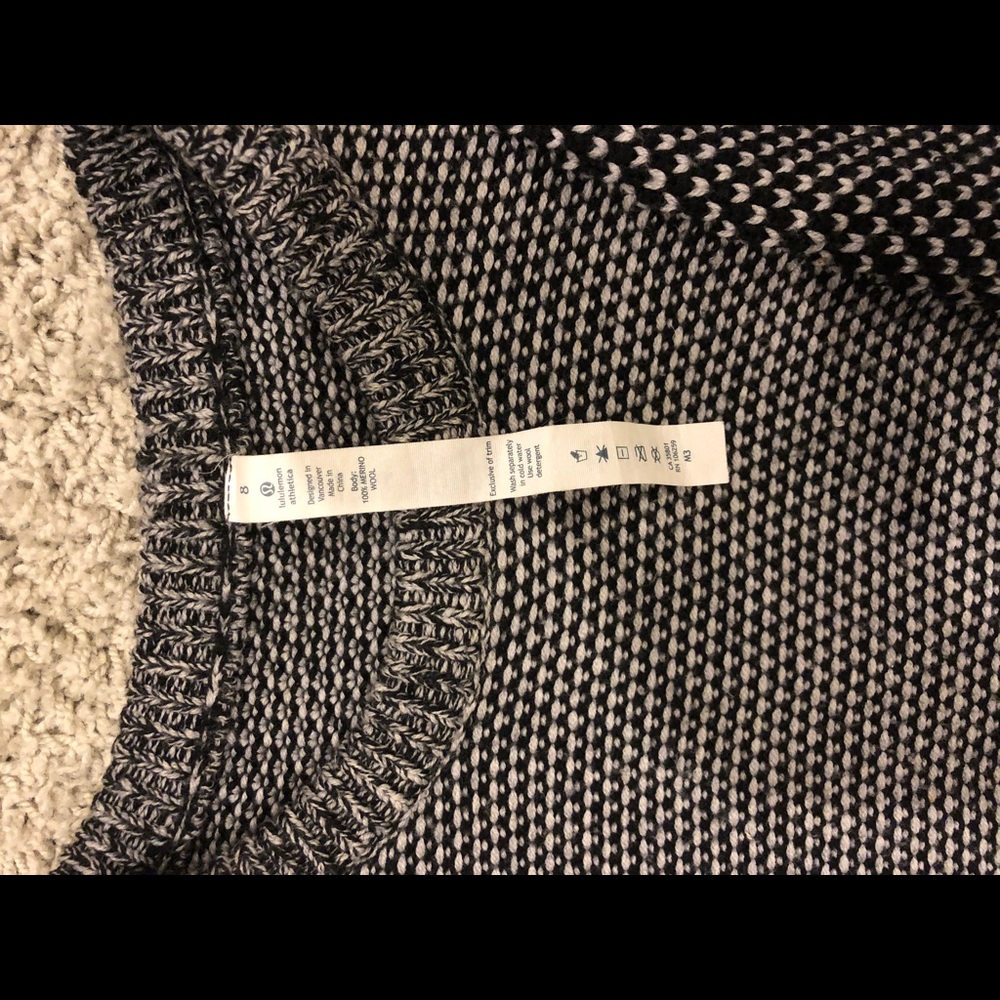 Lululemon black and white Sweater